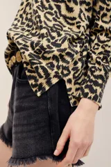 Sweater de punto con estampa animal print de leopardo, cuello redondo y manga larga.