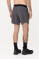 Short deportivo gris oscuro de tela ultra liviana con tecnología drifit y protección UV50+.