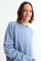 Sweater de manga larga, color negro, con cuello redondo y estampado de pequeños corazones dorados distribuidos por toda la prenda.