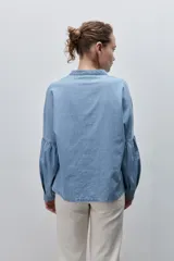 Blusa de denim de algodón con escote en V y cuello mao, de calce amplio y mangas largas con detalle fruncido.