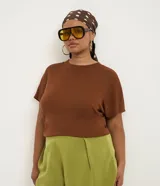 Blusa tipo muscle tee de corte holgado, confeccionada en tejido rib acanalado, con escote redondo y diseño sin mangas.