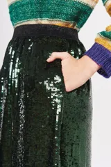 Falda midi de corte evasé, confeccionada en tela negra cubierta completamente de lentejuelas brillantes. Presenta una cintura elástica cómoda y un diseño fluido que aporta movimiento.