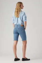 Bermuda de jean celeste con corte a la rodilla.