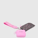 Set de accesorios compuesto por una billetera rectangular con estampado animal print y un estuche cuadrado pequeño color rosa, ambos unidos a una correa de mano de tela con logo grabado.
