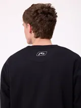 Buzo de cuello redondo Rusty, confeccionado en tejido de algodón y poliéster, con diseño liso en color beige, puños y ruedo acanalados, y detalle de etiqueta de la marca en el frente.