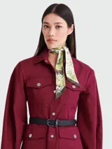 Cinta de seda Longchamp con estampado floral en tonos verdes y blancos.