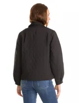 Chaqueta capitoneada de color negro con diseño de rombos, cuello con solapa, cierre frontal con botones metálicos y bolsillos delanteros.