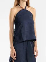 Short de lino italiano color blanco con hilo metalizado, de corte relajado y talle medio.