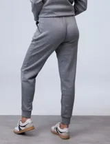 Pantalón jogger negro, marca Match Fit, con pretina ancha elastizada, lazo de ajuste, bolsillos delanteros y puños elastizados en los tobillos.