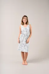 Camisón sin mangas de algodón estampado con hojas color celeste.