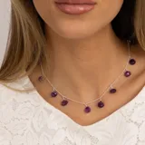 Collar de plata 925 con cadena de 40 cm más 5 cm de extensión y colgantes de amatistas en forma de gota.