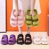Chancletas tipo gomones de diseño ergonómico, color verde oliva, con doble tira ancha en el empeine y tira trasera ajustable. Fabricadas en material sintético antideslizante con suela de plataforma.