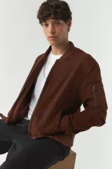 Campera marrón tipo bomber de simil gamuza con cuello, puños y ruedo acanalados.