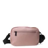 Bandolera de ecocuero color tostado con diseño compacto y funcional. Cuenta con compartimento principal con cierre, bolsillo frontal y bolsillo posterior antirrobo. Incluye correa ajustable de cinta negra y logo de la marca aplicado en el frente.