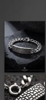 Pulsera de eslabones tipo grumet en acero inoxidable, con una placa central rectangular que presenta una textura irregular y orgánica.