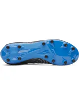 Championes de fútbol Under Armour modelo Magnetico Pro 5 FG, diseñados para césped natural firme. Presentan una parte superior con tecnología UA Clone que se adapta al pie, cuello de punto tipo calcetín y suela con tacos cónicos de TPU para mayor agilidad. Combinan color negro con detalles en azul brillante.