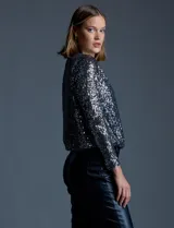 Blusa de fiesta color borgoña, marca Ninety, confeccionada en microtul bordado con lentejuelas. Tiene escote en V cruzado, ruedo elastizado y forro interno a tono.