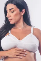 Soutien maternal de gran cobertura, color blanco, confeccionado en tela reforzada sin aro. Presenta escote alto, clip para lactancia, breteles elásticos regulables y cierre con broches en la espalda.