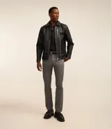 Pantalón slim fit de sarga color gris, con cierre de botón y cremallera, y bolsillos tipo cuchillo.