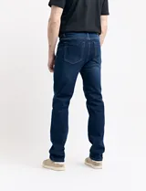 Pantalón de jean azul oscuro, de corte recto y tiro medio.