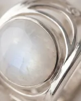 Anillo de plata 925 con diseño de estructura abierta y piedra de la luna central en forma oval.