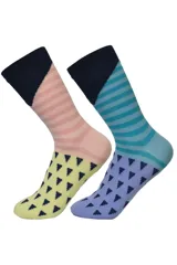 Pack de dos pares de medias de caña media con diseño multicolor. Presentan una combinación de bloques de color, rayas horizontales y estampado de pequeños triángulos, con puño elástico en color azul marino.