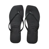 Ojotas Havaianas Square color negro, con suela texturizada y tiras finas con logo en relieve.