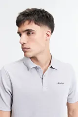 Remera polo de manga corta con textura tipo waffle, cuello clásico y cierre frontal de dos botones. Presenta el logo de la marca Mistral bordado en el pecho.