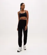 Pantalón jogger Get Over de plush negro, con cintura elástica y bolsillos laterales.