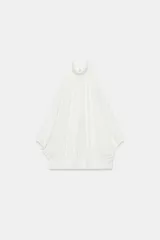 Top halter blanco de diseño fluido con frunces en el cuello, mangas murciélago y bajo con acabado tipo globo.