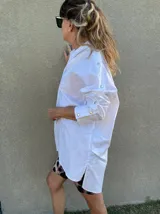 Camisa blanca oversize con mangas largas y botones plateados.