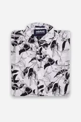 Camisa de manga corta con estampado botánico de hojas en tonos azul y blanco. Presenta cuello clásico, cierre frontal abotonado y corte slim.