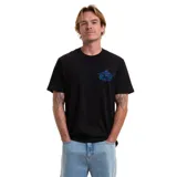 Remera de manga corta color negro con estampado gráfico pequeño en el pecho que hace referencia a Eddie Big Wave Waimea Bay.