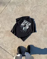 Remera negra de algodón con estampado de Tupac Shakur y la leyenda "West Coast Legend".