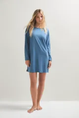 Camisón de manga larga con cuello redondo, confeccionado en algodón de color azul con estampado de pequeños puntos.