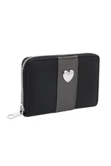 Billetera con cierre de cremallera, cuerpo principal color rosa pálido, con una franja central vertical color verde oliva. En la franja central lleva un aplique metálico con forma de corazón plateado.