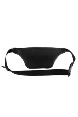 Riñonera negra de diseño compacto con cierre principal y bolsillo frontal con cierre, decorada con tachas pequeñas y un aplique metálico en forma de labios.