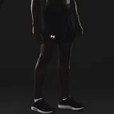 Short deportivo Under Armour negro, con logo reflectivo en la pierna izquierda. Confeccionado en tejido elástico ultraligero con forro interno de malla, paneles laterales de malla y tecnología antitranspirante.