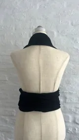 Top negro con escote halter y abertura en el centro del busto.