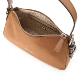 Bolso de hombro tipo baguette de Guess, color marrón camel, con acabado tipo gamuza y correa delgada ajustable. Presenta el logo metálico de la marca en el centro.