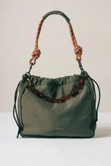 Bolso tipo tote en color verde oliva, confeccionado en tela técnica arrugada. Cuenta con una correa de hombro estilo cuerda en tonos naranja y azul con nudos decorativos, y una cadena decorativa de eslabones de resina en color carey. Presenta cierre superior y detalles de cordones laterales.