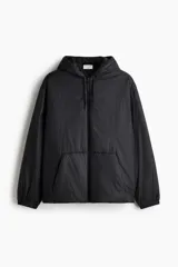 Campera acolchada de corte holgado, repelente al agua y rompevientos. Cuenta con capucha ajustable con cordón, cierre frontal, hombros caídos, puños elásticos y bolsillos delanteros.