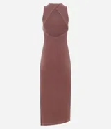 Vestido midi de rib de algodón color verde grisáceo, sin mangas, con cuello redondo, textura acanalada y recorte abierto en la espalda. Presenta un efecto marmolizado.