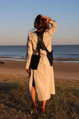 Chaleco color blanco de cuero con dos bolsillos a los lados con capacidad y bolsillos internos.