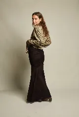 Falda midi de tul color marrón con drapeado en la cadera y corte con godets. Tiene elástico en la cintura.