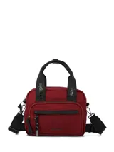 Cartera tipo bolso de mano color bordó, confeccionada en material sintético resistente. Cuenta con doble asa superior con el logo de la marca estampado, correa ajustable y extraíble para usar al hombro, bolsillo frontal con cierre y detalle de tirador con cordón trenzado.