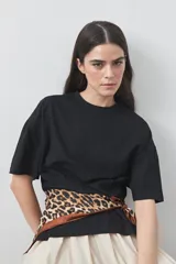 Pañuelo de seda con estampado animal print de leopardo y borde en color marrón.