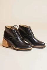 Botines acordonados de cuero negro con tacón de madera.