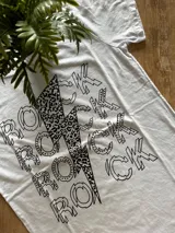 Conjunto de remeras de algodón con estampados variados.