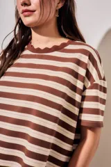 Vestido midi de manga corta con diseño a rayas horizontales en tonos marrones y beige, cuello redondo con detalle ondulado y corte recto.